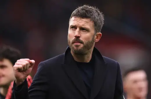 Michael Carrick, były piłkarz i tymczasowy man utd trener, z zaciętą miną i zaciśniętą pięścią.