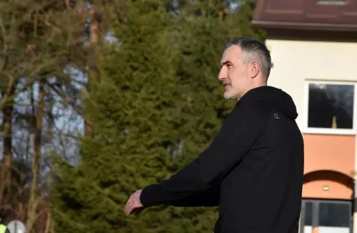 Szeliga trener w czarnej bluzie, z uwagą obserwuje boisko.