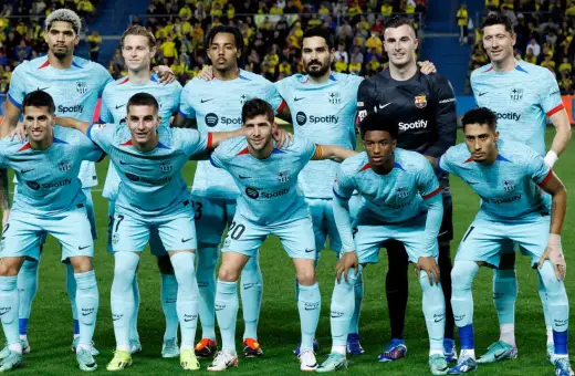 Aktualny skład Barcelony w jasnoniebieskich strojach, gotowy do gry.