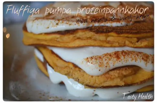 Fluffiga pumpa proteinpannkakor med kesella & vaniljkräm. Ett gott recept för en hälsosam frukost eller mellanmål.