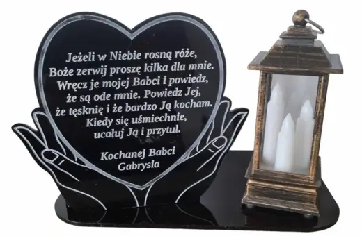 Serce z napisem "tekst na znicz dla dziadka" i znicz z trzema świecami.