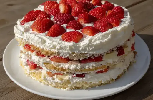 Enkel tårta med lager av sockerkaka, vispad grädde och färska jordgubbar. En somrig klassiker som passar alla tillfällen.