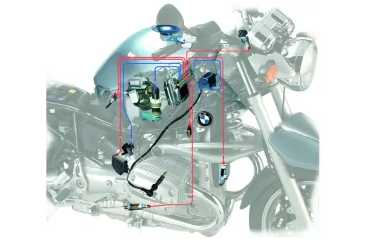 Schemat układu paliwowego motocykla BMW z zaznaczonymi elementami i przewodami.