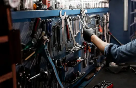 Gdzie mechanik nie może, tam... olejarka pomoże! Sprawdzamy, jak wybrać solidną olejarkę ciśnieniową