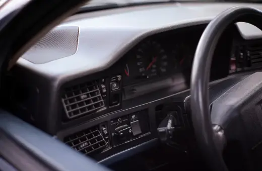 Co obejmuje wyposażenie Volvo XC60 Black Edition?