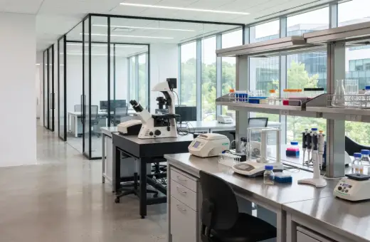Jak zaplanować wyposażenie laboratorium, żeby spełniało normy i było funkcjonalne?