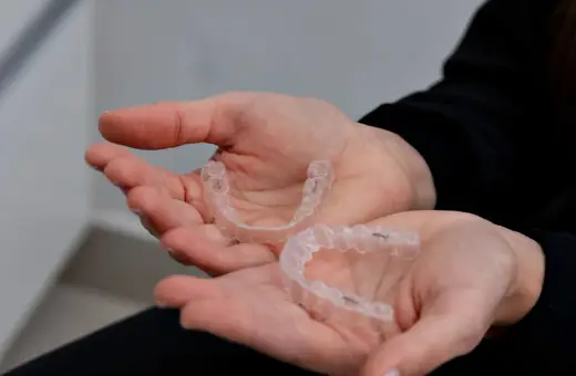 Invisalign – na czym polega leczenie i czym różni się od tradycyjnego aparatu?