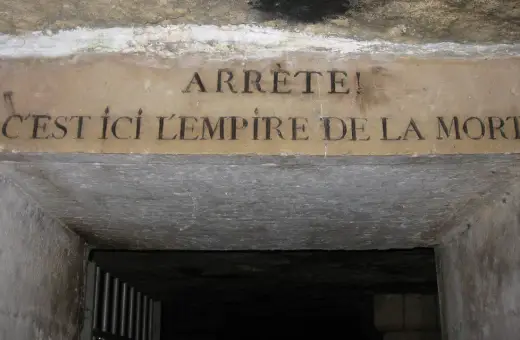 Kamienne wejście do katakumb z napisem "ARRETE! C'EST ICI L'EMPIRE DE LA MORT". Miejsce to, choć nie w Polsce, budzi grozę jak nawiedzone miejsca w Polsce.