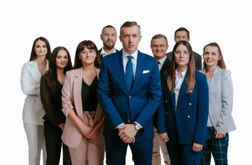 Grupa profesjonalistów w garniturach i kostiumach na białym tle.