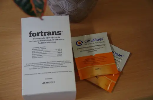 Opakowanie leku ForTrans i saszetki CitraFleet na drewnianym blacie.