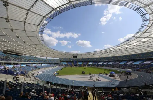 Stadion Śląski, z imponującą pojemnością, gotowy na zawody lekkoatletyczne.