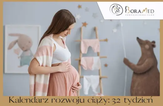 Jestem w ciąży, w 32 tygodniu. Delikatnie dotykam brzucha w pokoju dziecięcym z pluszowym misiem i ubrankami.