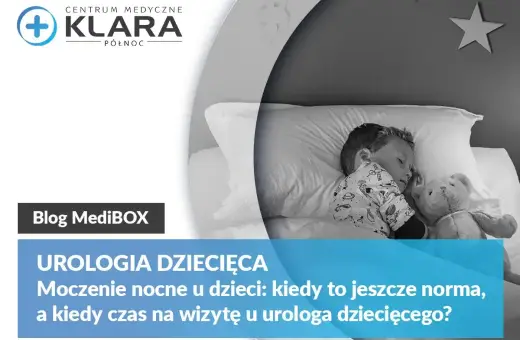 Chłopiec śpi z misiem. Tekst informuje o częstym oddawaniu moczu u dziecka i wizytach u urologa dziecięcego.