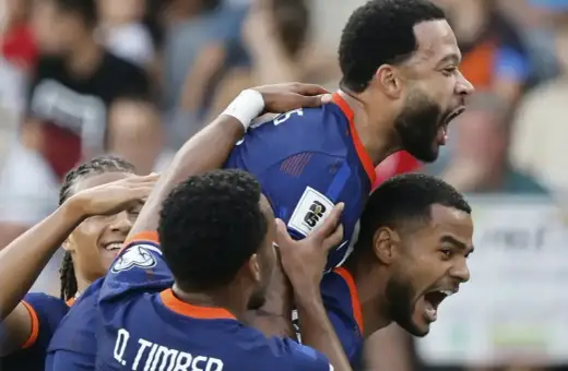 Memphis Depay świętuje bramkę z kolegami z drużyny. Jego obecne drużyny to FC Barcelona i reprezentacja Holandii.