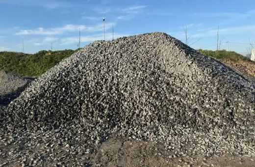 Ogromna hałda żwiru 8-16 mm pod błękitnym niebem. Zastanawiasz się, ile waży m3 żwiru 8 16?