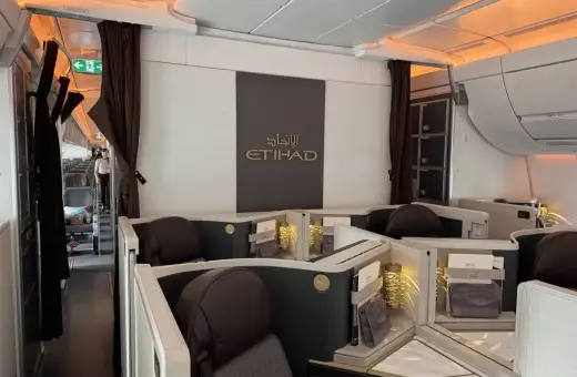 Luksusowe fotele w klasie biznes Etihad Airways. Pozytywne etihad airways opinie potwierdza ten widok.