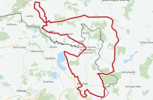 Mapa z zaznaczonym na czerwono żelaznym szlakiem rowerowym, biegnącym przez tereny Czech i Polski, w okolicach Karwiny i Jastrzębia-Zdroju.