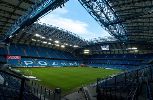 Pusta, błękitna arena z zieloną murawą i napisem "POZNAŃ" na trybunach. Pojemność stadionu Lecha Poznań robi wrażenie.