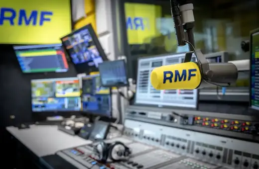 Mikrofon z logiem RMF FM w studiu radiowym, gotowy do transmisji. Może to być zapowiedź kolejnej edycji loterii RMF FM.