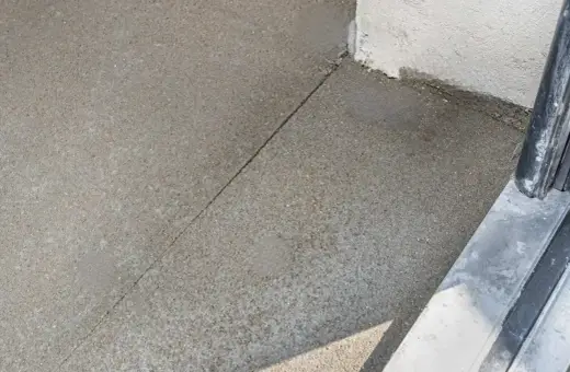 Szczelina w betonie, która zapobiega pękaniu. To jest właśnie dylatacja, która pozwala materiałowi pracować.