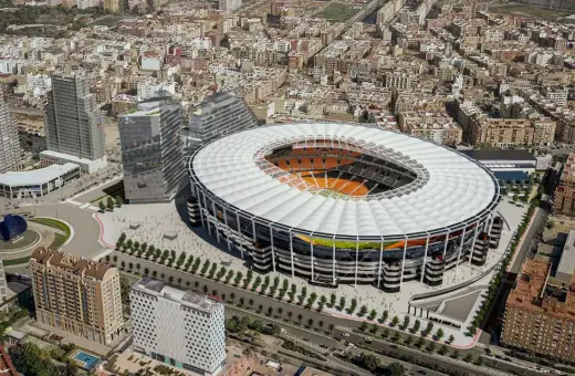 Nowoczesny walencja stadion otoczony miejską zabudową, z widocznym boiskiem i trybunami.