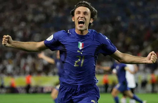 Piłkarz w niebieskiej koszulce reprezentacji Włoch z numerem 21, Andrea Pirlo, świętuje bramkę. Ile lat ma Pirlo?