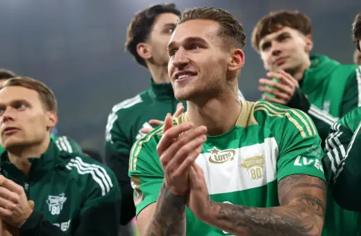 Piłkarze Lechii Gdańsk, mimo trudnej sytuacji i potencjalnych ujemnych punktów, świętują z kibicami.