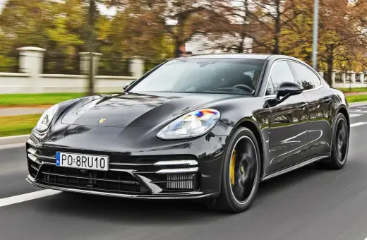 Czarny Porsche Panamera w ruchu. Sprawdź aktualną porsche panamera cena i możliwości tego luksusowego sedana.