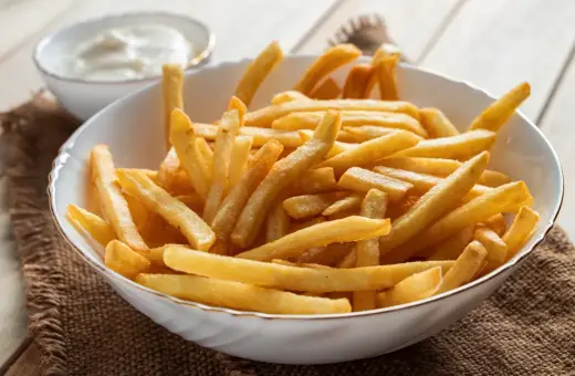 Chrupiące frytki z frytkownicy, idealne do obiadu. Proste air fryer przepisy obiad.