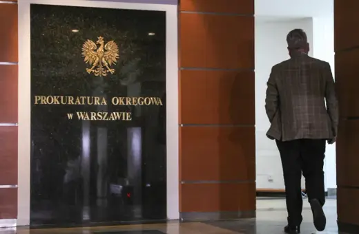 Mężczyzna w garniturze wchodzi do Prokuratury Okręgowej w Warszawie. Protokół powypadkowy sporządza się w terminie nie późniejszym niż.