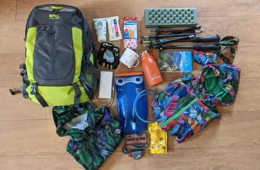Plecak, kijki, kurtka, bidon, powerbank, krem z filtrem, plastry – to wszystko, co zabrać w góry na wyprawę.