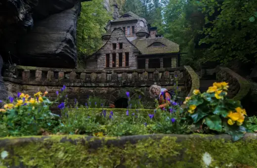 Kamienny domek w otoczeniu skał i zieleni, jak z bajki. To urokliwa Szwajcaria Czeska, gdzie natura splata się z architekturą.