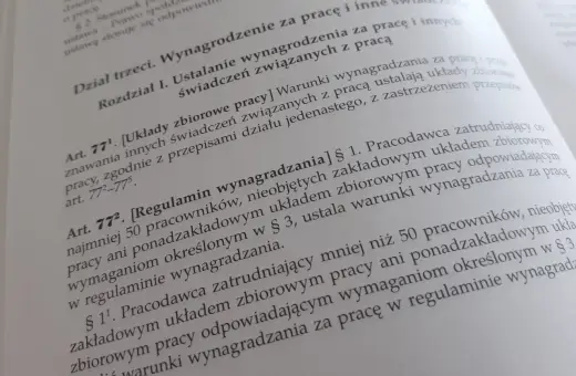 Tekst prawny omawiający ustalanie wynagrodzenia za pracę i inne świadczenia. Zawiera artykuły dotyczące układów zbiorowych pracy oraz regulamin wynagradzania.