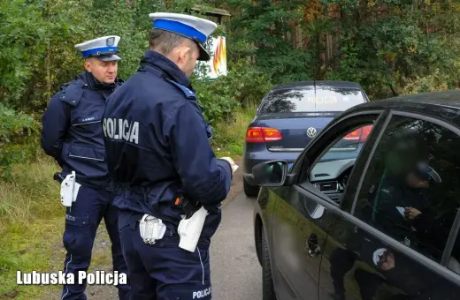 Policjanci kontrolują kierowcę. Czy na terenie prywatnym można jeździć bez prawa jazdy? Lubuska Policja wyjaśnia.