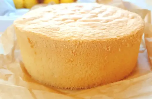 Puszyste ciasto biszkoptowe, idealne do tortów. Prosty przepis na biszkopt, który zawsze się udaje.