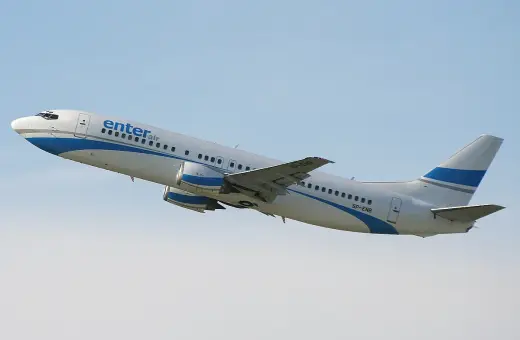 Enter Air Boeing 737 wznosi się na błękitne niebo. Ile miejsc w tym modelu?
