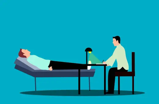Pacjent leży na kozetce, a terapeuta prowadzi diagnozę psychologiczną, notując spostrzeżenia.