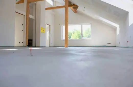 Jasne, oto propozycja:

Nowo wykonane wylewki miksokretem w stanie surowym, gotowe na dalsze prace wykończeniowe.