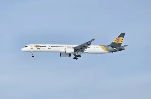 Samolot linii Skyline Express Airlines w locie. Czy warto zaufać ich opiniom?