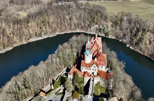 Zamek Czocha, malowniczo położony nad zakolem rzeki, oferuje niezapomniane atrakcje. Otoczony lasem, zachwyca architekturą i historią.