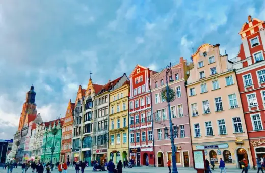 Kolorowe kamienice na Rynku we Wrocławiu, idealne na city break z Wrocławia.