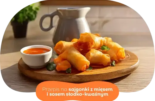 Chrupiące sajgonki z mięsem i sosem słodko-kwaśnym, idealne na przekąskę.