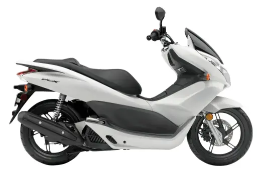 Biały skuter Honda PCX. Zastanawiasz się, ile pali motor? Ten model jest znany z oszczędności.