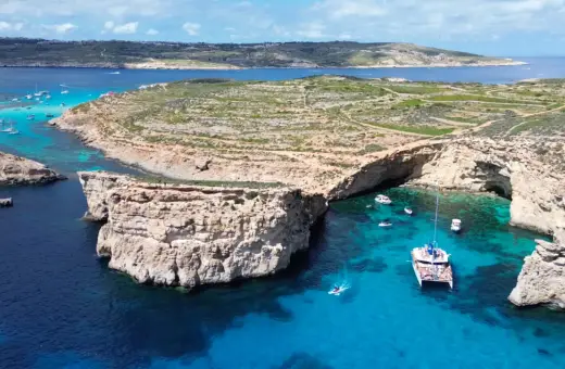 Malta, Błękitna Laguna. Luqa podziwia łodzie i turkusową wodę.