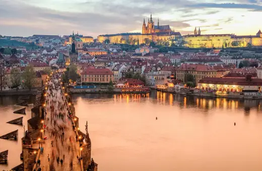Zachód słońca nad Pragą, tłumy na Moście Karola. Czy do Czech potrzebny jest paszport? Nie, wystarczy dowód osobisty.
