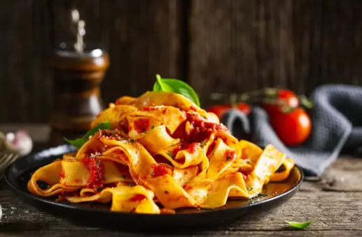 Pappardelle z sosem pomidorowym i bazylią. Szybki obiad bez mięsa, idealny na każdy dzień.