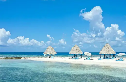 Idealne belize wakacje: biała plaża, turkusowa woda, palmy i hamaki. Raj na ziemi.