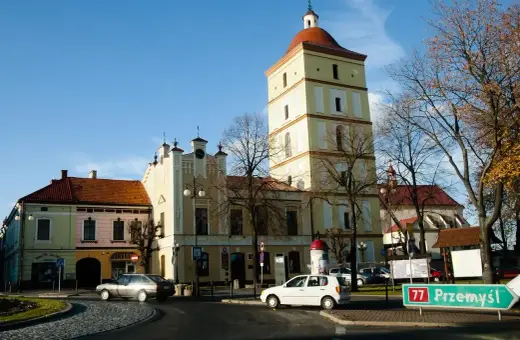 Wieża ratuszowa i kolorowe kamienice w Leżajsku. Atrakcje miasta zachęcają do zwiedzania.