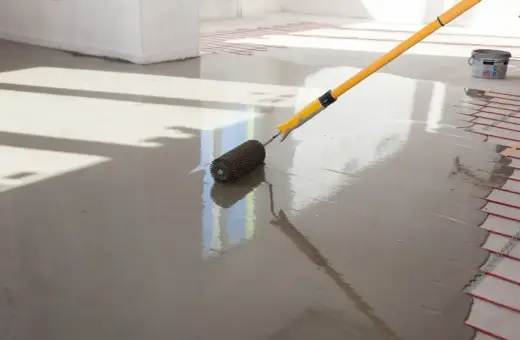 Wylewki maszynowe cena za m2 z materiałem. Wałek dociskowy rozprowadza świeżą masę po podłodze z ogrzewaniem podłogowym.