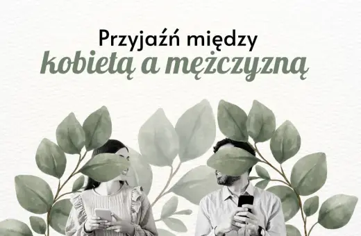 Uśmiechnięci młodzi ludzie, kobieta i mężczyzna, patrzą na siebie, trzymając telefony. Ich przyjaźń damsko męska kwitnie wśród liści.